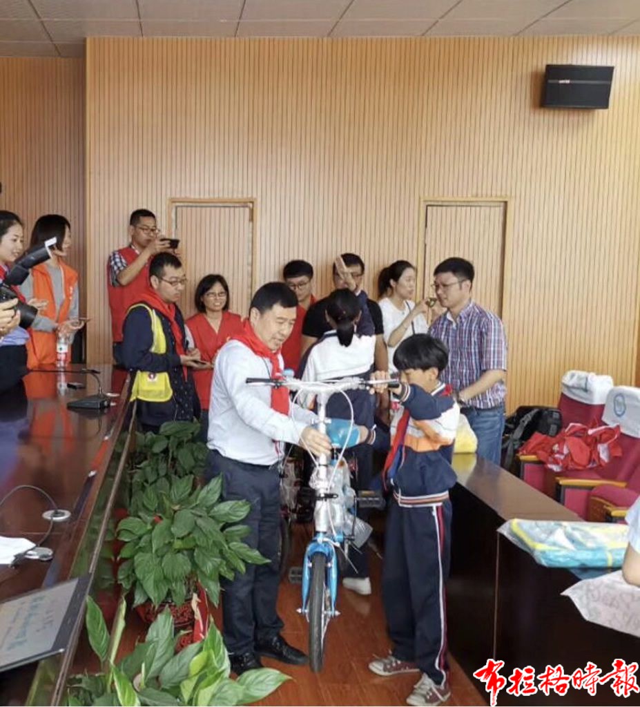 20190602162949 927x1024 - 【布拉格时报】旅捷侨领陈金妹帮助家乡儿童圆梦